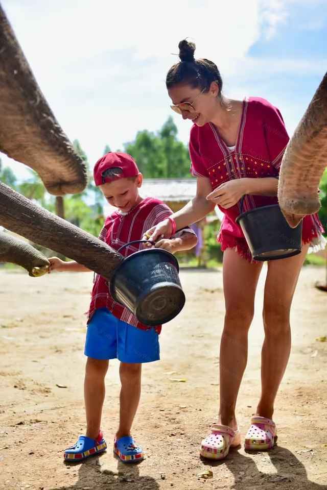 Kerchor 家的象食与淋浴 sightseeing activity hero photo - Phuket travel experience