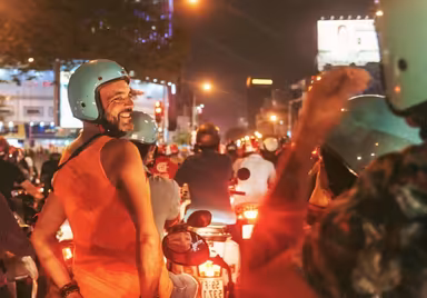 סייגון לאחר רדת החשיכה: מרפסת גג בשקיעה וסעודת פירות ים sightseeing activity photo - Ho Chi Minh City travel experience